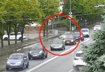 Вилетів на тротуар та мало не збив пішохода: подробиці ДТП на Січеславській Набережній у Дніпрі