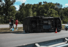 Світлофор не працював: на Сонячній Набережній у Дніпрі  Toyota врізалась у Mercedes