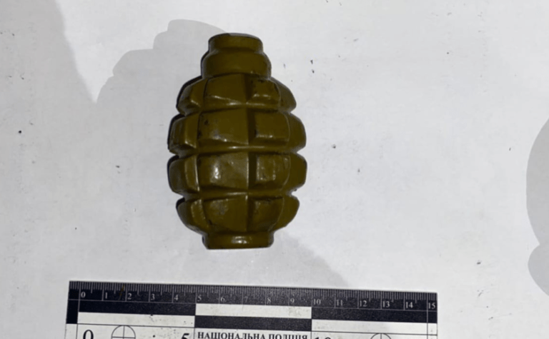 Під час конфлікту кинув гранату на подвір’я сусіду: поліція Синельниківського району затримала 54-річного правопорушника