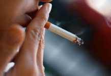 Пішла палити та випала з вікна: деталі нещасного випадку на Виконкомівський у Дніпрі