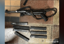 Продавав зброю і боєприпаси: поліцейські Дніпропетровщини перекрили канал збуту озброєння та вилучили арсенал