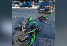 На Набережній Перемоги у Дніпрі зіткнулись Renault та Kawasakі: постраждала водійка двоколісного