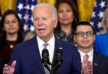 Байден амністував сотні тисяч людей, яке підлягають депортації зі США