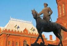 У центрі Москви на пам’ятнику Жукова з’явився напис “ГУР” (ексклюзивне відео)