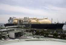 Слідом за нафтою Росія створює тіньовий флот для експорту скрапленого газу, – Bloomberg