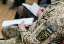 В Одесі чоловік “протягнув” працівників ТЦК на капоті авто: водія оголосили у розшук