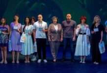 У Кам’янському вручили медалі випускникам