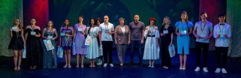 У Кам’янському вручили медалі випускникам