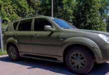 Мер Камʼянського та активісти громадської організації передали черговий позашляховик нашим захисникам з Кам‘янського