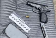 Криворізькі патрульні виявили у чоловіка пістолет