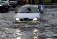 Брудна вода тече прямо по дорозі. У Києві стався потоп (відео)