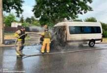 У результаті ворожого обстрілу Нікопольщини зайнялося маршрутне таксі: травмовано 4 людини