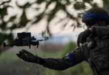 Прикордонники під Бахмутом спалили кілька танків росіян за допомогою дронів (відео)