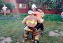 У Нікопольському районі вогнеборці врятували чоловіка з квартири, де сталася пожежа