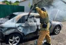 У Нікополі рятувальники загасили автівку, що загорілася внаслідок ворожого обстрілу