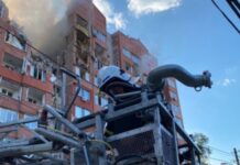 У Дніпрі під завалами пошкодженої ударом РФ багатоповерхівки виявили тіло жінки – влада