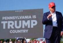 Експрезидент США Дональд Трамп отримав поранення під час стрілянини на передвиборному мітингу (фотогалерея)