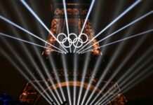 Макрон оголосив Олімпіаду в Парижі відкритою після параду команд на човнах