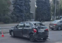 На вулиці Грушевського у Дніпрі зіштовхнулися Toyota та Volkswagen: рух ускладнено