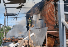 Нікопольські вогнеборці ліквідували загорання житла, що сталося внаслідок ворожого обстрілу