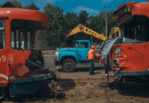 На проспекті Хмельницького у Дніпрі зіштовхнулись два трамваї з пасажирами: деталі