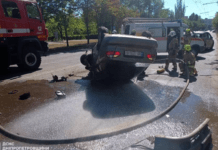 Не впорався з керуванням: рятувальники Кривого Рогу деблокували водія з понівеченої автівки