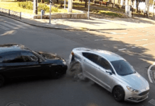 У центрі Дніпра зіштовхнулись Ford та BMW, легковик пошкодив світлофор та ледь не збив пішохідку