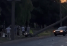 Біля річпорту у Дніпрі Volkswagen з’їхав з дороги та врізався у стовп: деталі ДТП з постраждалими