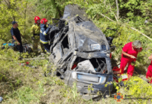 Не впоралась з керуванням: рятувальники Нікопольщини деблокували з авто двох жінок та дівчину