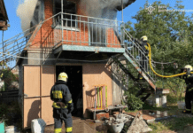 Зайнялось домашнє майно: у Дніпрі ліквідували пожежу на території приватного домоволодіння