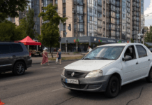 На Набережній Перемоги у Дніпрі Renault збив жінку на пішохідному переході