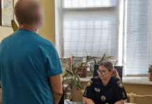 Поліцейські Кам’янського затримали 49-річного чоловіка, який з ножем напав на містянина