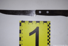 Вдарила ножем у груди та втекла: поліцейські Дніпра затримали підозрювану