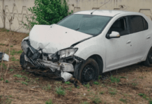 Не впорався з керуванням: на Набережній Заводській у Дніпрі Renault виїхав на узбіччя та врізався в стіну