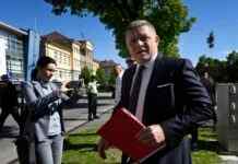 Фіцо вперше з’явився на публіці після замаху і заявив, що хотів би поїхати з Орбаном до Києва і Москви