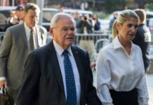 Сенатор США Боб Менендес подав у відставку після визнання його винним у корупції