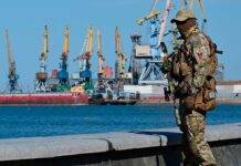 В Бердянську помітили російський військовий катер (фото)