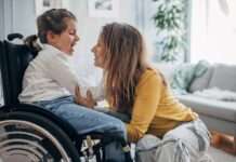 В Україні мамам з дітьми з інвалідністю допоможуть знайти роботу: що відомо про проєкт