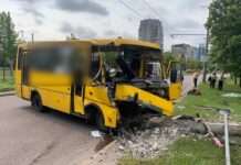 У Львові маршрутка влетіла в електроопору: стався обрив мережі, є поранені