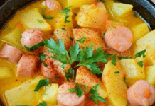 Тушкована картопля з сосисками та мисливськими ковбасками: простий рецепт надзвичайно смачної страви