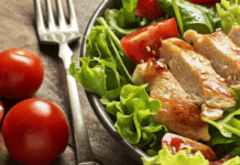 Салат з копченою куркою, яйцями, морквою та сиром: рецепт ідеальної страви на літо