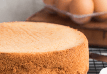 Як швидко та просто розрізати бісквіт без ножа: лайфхак, про який ви точно не знали