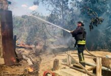 У Нікополі вогнеборці ліквідували загорання житлового будинку, що сталося внаслідок обстрілу