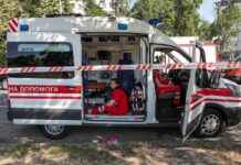 Росіяни атакували багатоповерхівку у Херсоні: поранено людей, серед них підліток (відео)