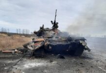 Росіяни на БМП з десантом пішли на штурм, прикриваючись танком. Відео разгрому окупантів