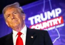 Трамп впав на землю під час мітингу в Пенсільванії, – CNN