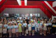 Троє лауреатів XVII регіонального конкурсу дитячої творчості «Козак Мамай та його пісня» отримали нагороди від мера Камʼянського