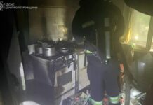 У Дніпрі під час займання у квартирі вогнеборці врятували чоловіка