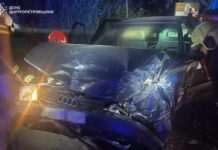 У Дніпрі внаслідок ДТП двох пасажирів затисло в салоні автівки