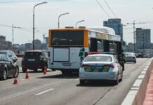 У Дніпрі маршрутка зіткнулася з легковиком: на Новому мості утворився затор